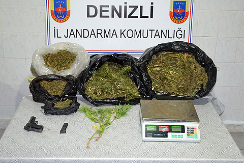 Jandarma 10,5 kilo esrar yakaladı