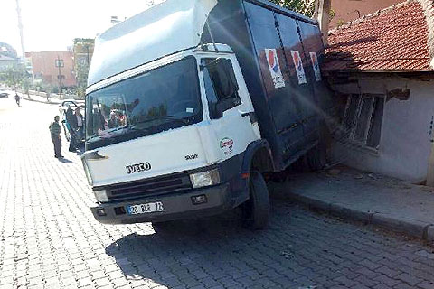 FRENİ BOŞALAN KAMYON EVE GİRDİ