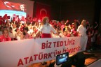 Bütün okul ayakta kutladı   