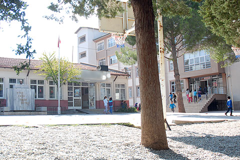 Denizli’de 2 şiddet hükümlüsü ilkokula görevlendirildi