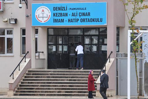 OKULDA NAMAZ KILARKEN BAŞINA ALÇI DÜŞTÜ