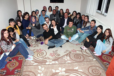 Kız ve erkek öğrencilerle  bilgi alışverişi