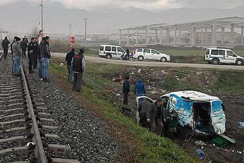 YÜK TRENİ KAMYONETE ÇARPTI: 1 YARALI