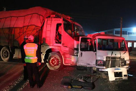 Servis Minibüsü ile kamyon çarpıştı: 17 yaralı