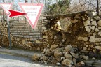 Biri bu duvarın altında kalabilir!