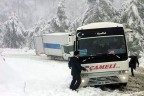 Fırtına yıktı kar geçit vermedi