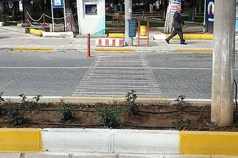 Refüjde biten yaya geçidi