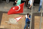 Demirel’e saygı için indirilen Türk bayrağının hali