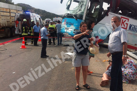 Turist otobüsü devrildi: 4 ölü, çok sayıda yaralı var