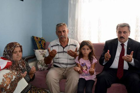 Şehit evine asılan Türk bayrağını geri istediler