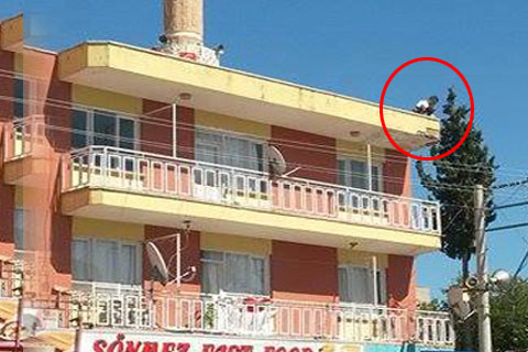 Çatıya çıktı, çocuklarını aşağıya atacağını söyledi