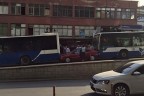 Yasak yola girdi, iki otobüsün arasında kaldı