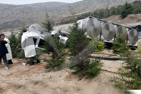 Serinhisar’da süt tankeri devrildi, midibüs ile minibüs çarpıştı