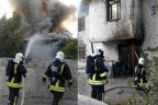 Bir metruk bina daha yandı