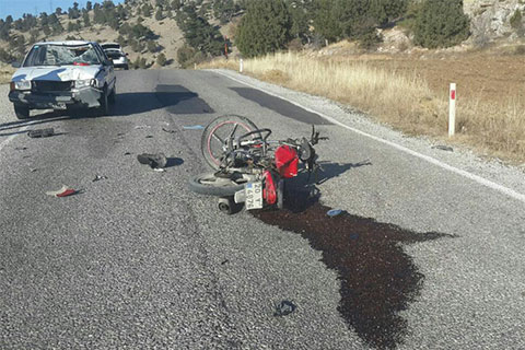 Otomobil ile motosiklet çarpıştı: 2 yaralı