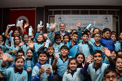 Diş fırçaları Başkan Gürlesin’den