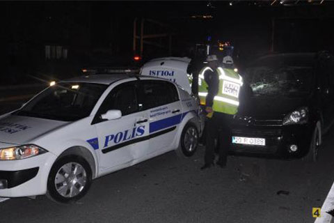 Yolu açmaya çalışan polis memuruna araç çarptı