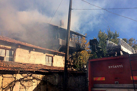 Tavas’ta korkutan yangın