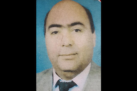 Duvarla minibüsün arasına sıkışarak öldü