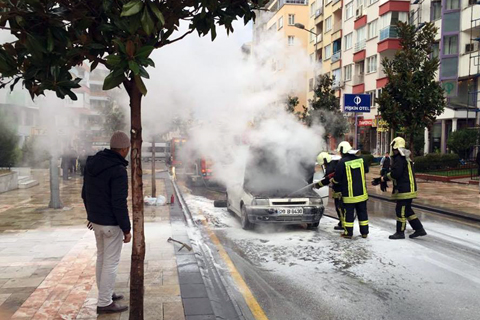 Otomobil seyir halindeyken yanmaya başladı