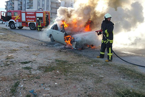 Otomobil seyir halindeyken alev aldı