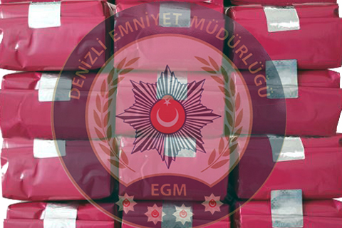 Marketten çaldıkları 10 kilo çayla yakalandılar