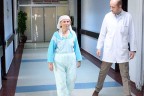 Yaşlı hasta felçli geldi yürüyerek gitti