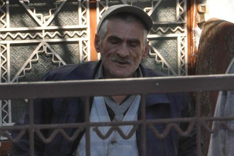 Diyalizde acı çektiğini düşündüğü annesini eve kilitledi