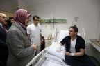 Tedavi gören yaralı asker ve polisleri ziyaret etti