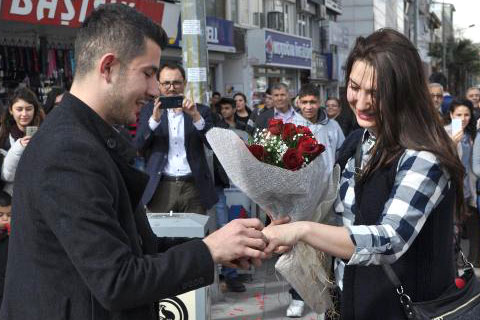Meydanda evlilik teklifi
