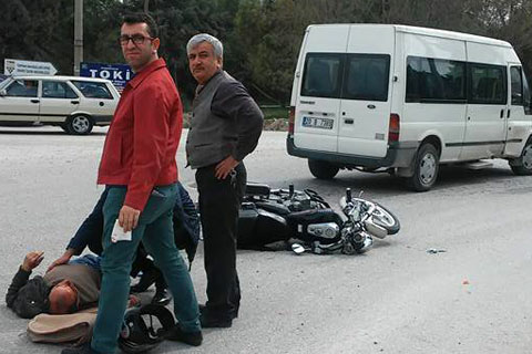 Motosiklet ile minibüs çarpıştı, bir kişi yaralandı