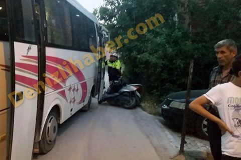 Motosikletli servis aracının altında kaldı