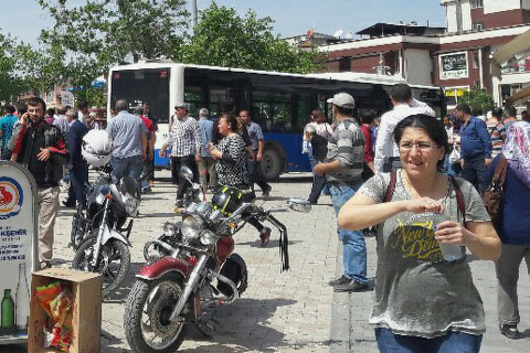 BELEDİYE OTOBÜSÜ BAYRAMYERİ’NDE KALABALIĞIN ARASINA DALDI