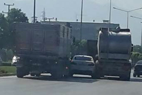 Otomobil iki TIR’ın arasında kaldı