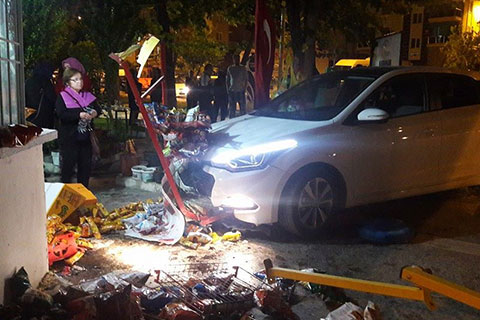 Karaman’da otomobil büfeye girdi