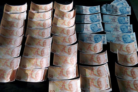 Piyasaya sahte para sürmeye çalışan iki kadın tutuklandı