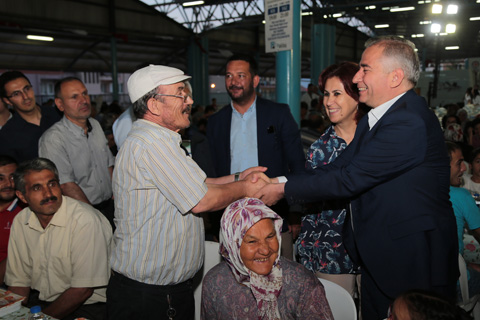 Büyükşehir’in iftar sofrası Fatih’de açıldı