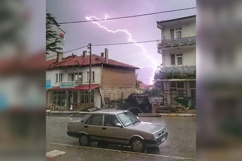 Çameli’ye düşen yıldırım fotoğraflandı