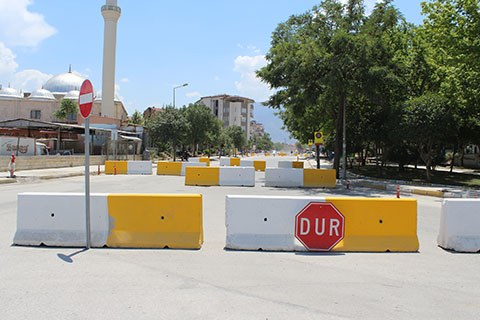 Emniyet önüne beton bariyerler