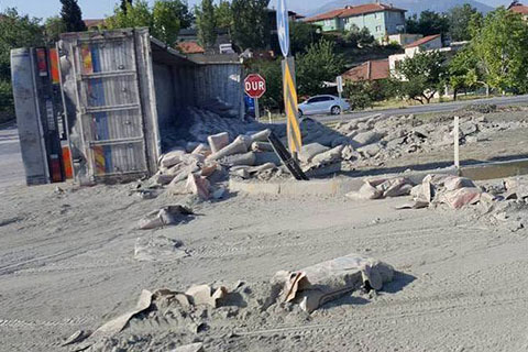 Gürlek’te kamyon devrildi