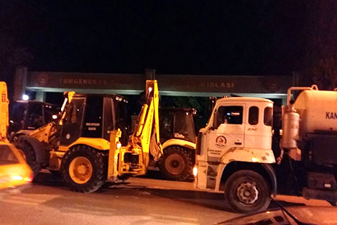 Belediye araçları askeriye önünde