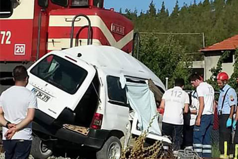 TREN ARABAYI BİÇTİ: 4 ÖLÜ