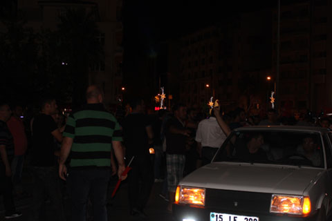HALK ATM VE BENZİNLİKLERE KOŞTU