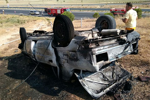 Takla atan otomobil alevler içinde kaldı