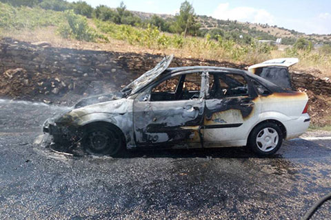 Çal’da otomobil alev alev yandı