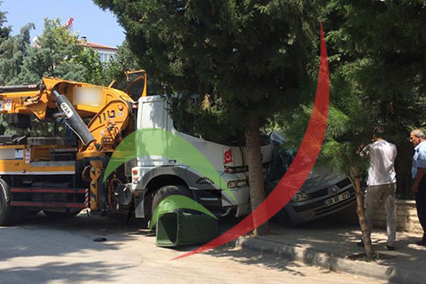 İş makinesi otomobili pert etti