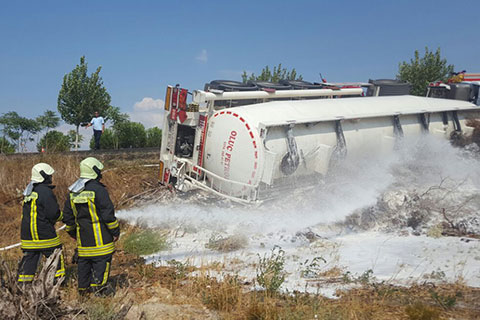 Kumkısık’ta tanker devrildi, faciaya ramak kaldı