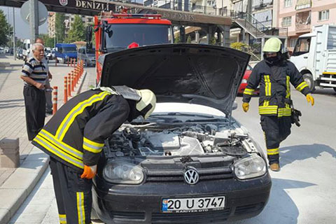 Otomobil alev aldı, itfaiye söndürdü