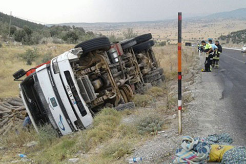 Kontrolden çıkan TIR devrildi