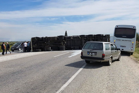 Süt tankeri karayolunu kapattı